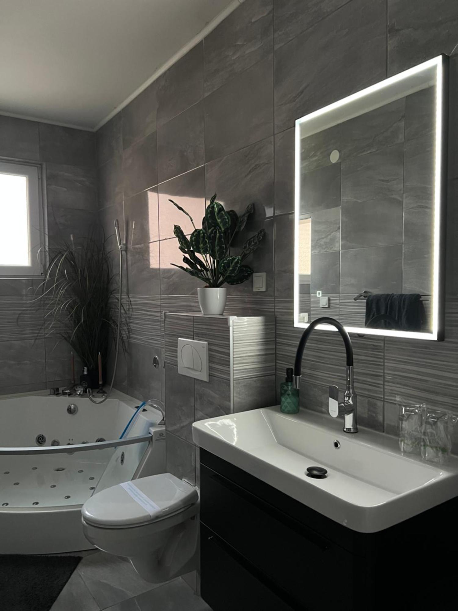 Luxrooms - Hotel Type With Private Jacuzzi Bjelovar Extérieur photo