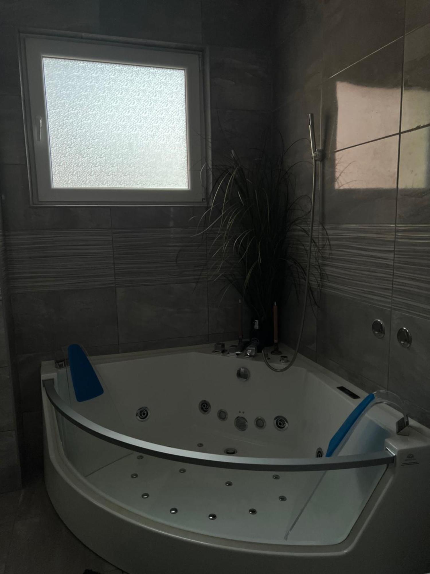 Luxrooms - Hotel Type With Private Jacuzzi Bjelovar Extérieur photo